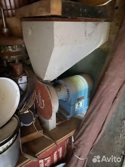 Зернодробилка электрическая