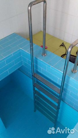 Металлическая лестница для бассейна