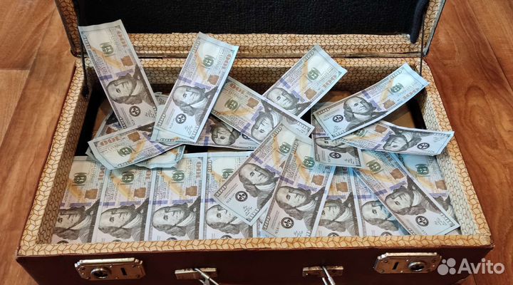 Чемодан золота и долларов