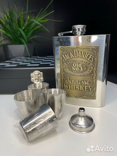Подарочный набор шахматы и фляжка