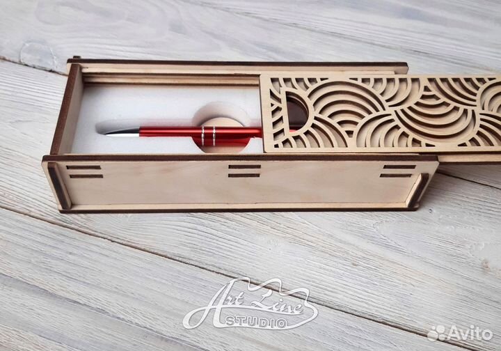 Шариковая ручка из дерева с памятной гравировкой