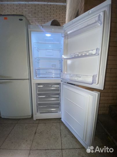 Холодильник Indesit состояние нового,доставка