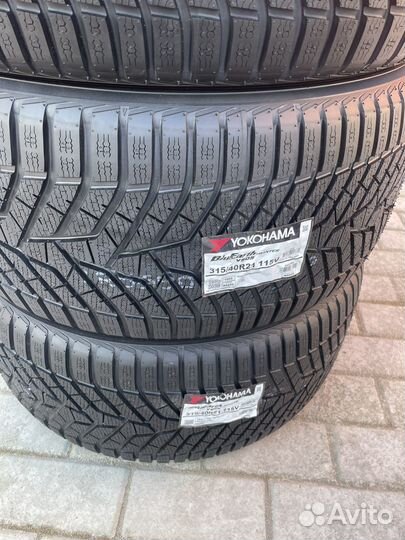 Yokohama BluEarth Winter V905 275/45 R21 и 315/40 R21 115V