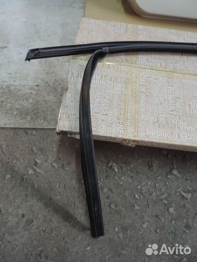 Уплотнитель стекла двери передней правой Renault F