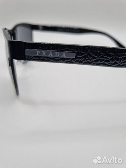 Солнцезащитные очки Prada