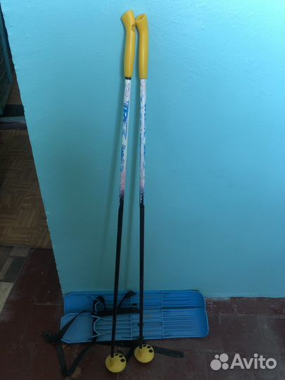 Лыжные палки и лыжи