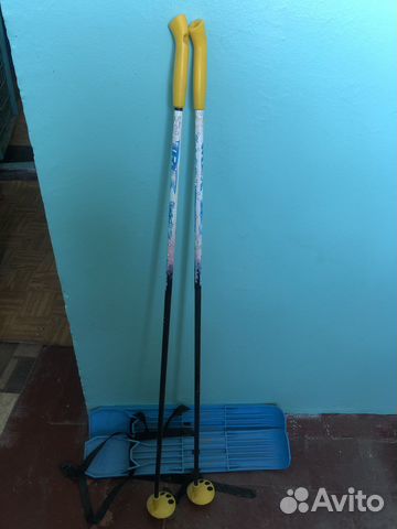 Лыжные палки и лыжи