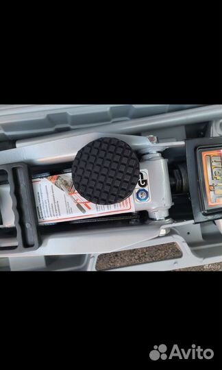 Домкрат подкатной 3т