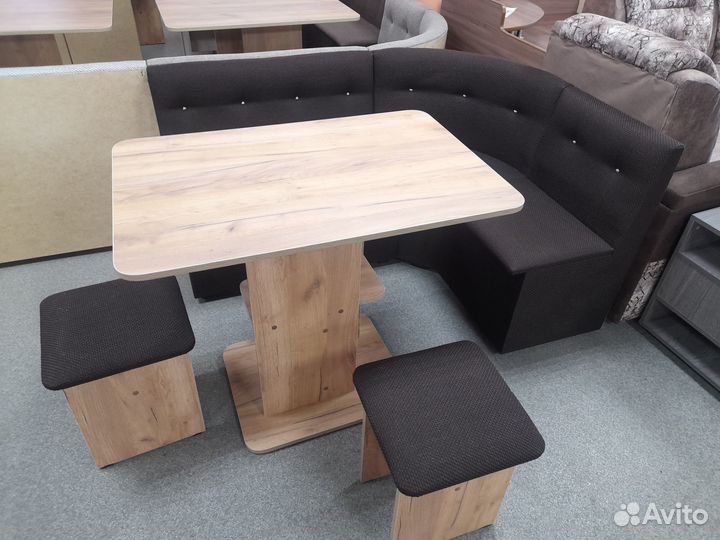 Кухонный уголок со столом и стульями. Новый