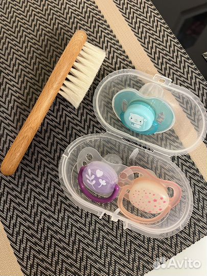 Соски пустышки и расческа для новорожденных