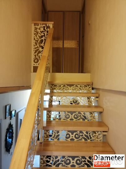 Металлическая лестница из лиственницы