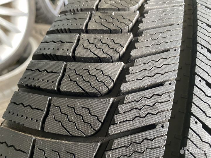 Michelin X-Ice XI3 245/45 R18 100H