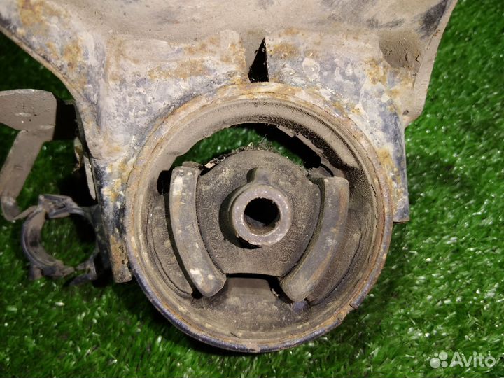 Две Подушки опоры двигателя Ниссан Максима а32