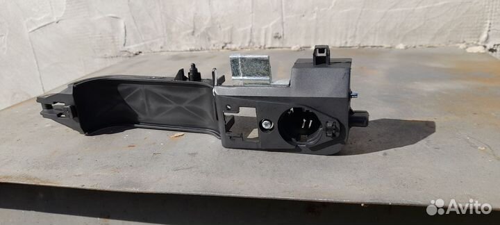 Кронштейн левой передней ручки двери Ford focus 1