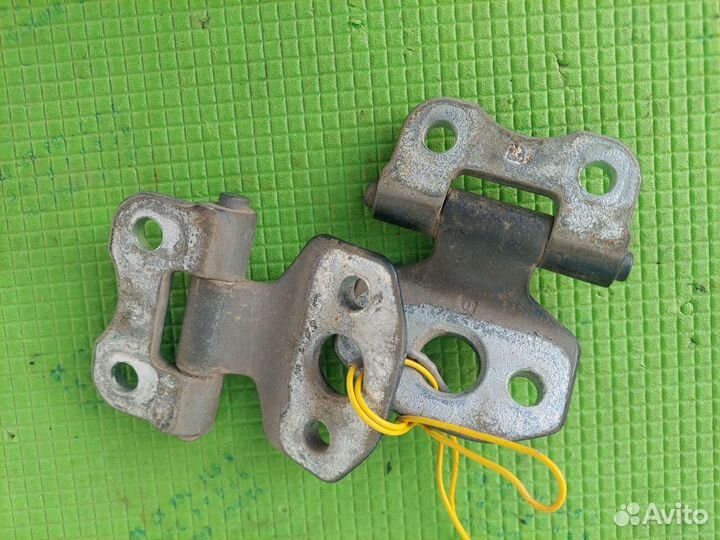 Петли передней правой двери Mercedes-Benz W140