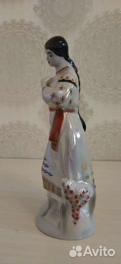 Фарфоровая статуэтка 