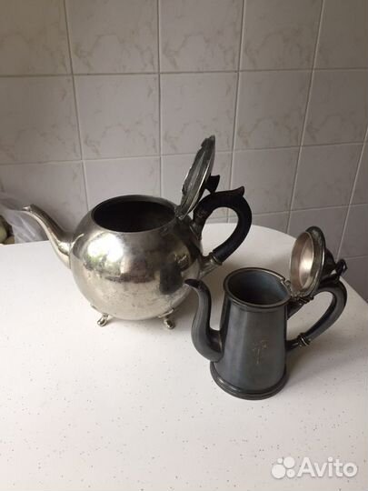 Заварочный чайник и молочник
