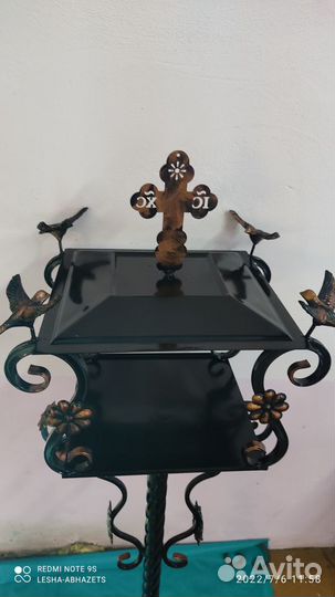 Стол-кормушка на кладбище ручной работы