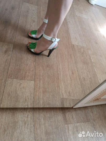 Женские босоножки