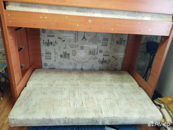 Двухъярусная кровать и диван