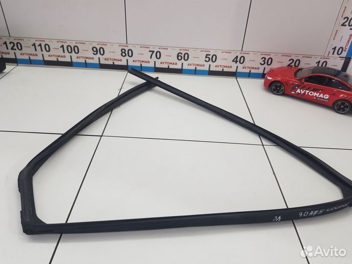 Уплотнитель стекла задней левой двери