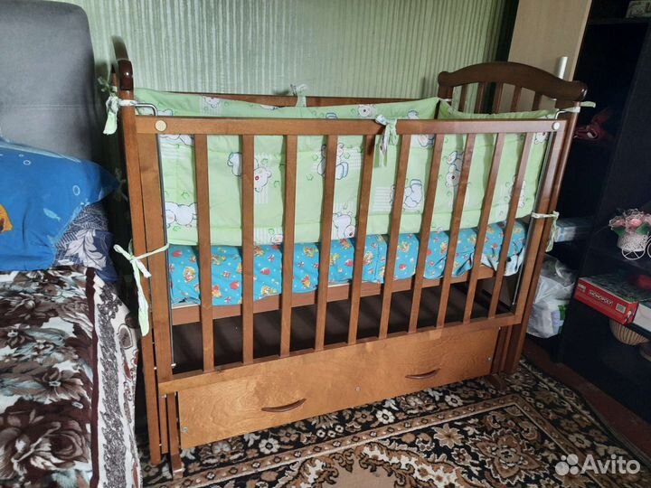 Детская кроватка с маятником и ящиком