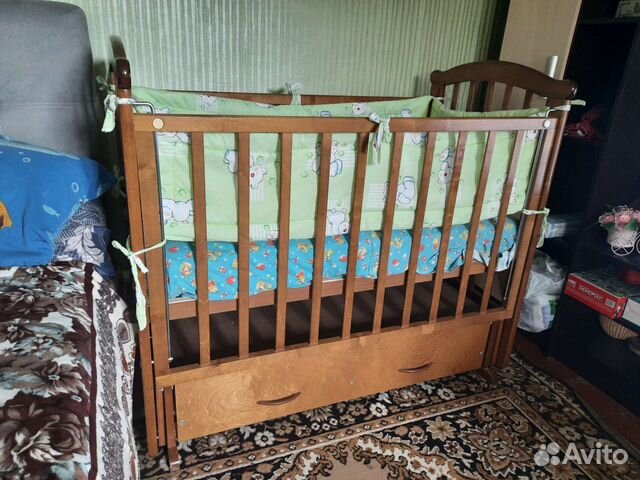 Детская кроватка с маятником и ящиком