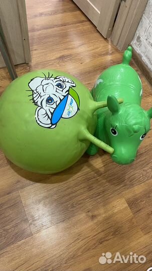 Мяч и надувной осел попрыгун