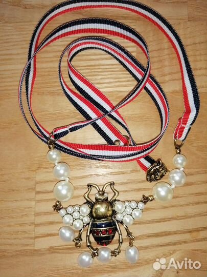Ожерелье со шмелем