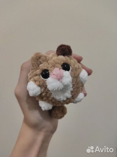 Вязаная игрушка котик
