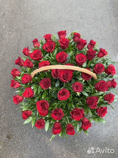 Красивая корзина из 51роза и 101 Роза