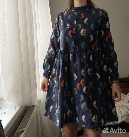 Платье с попугами