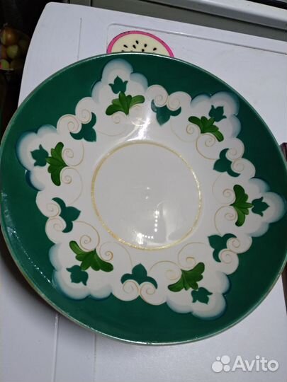Блюдо с зелёным орнаментом