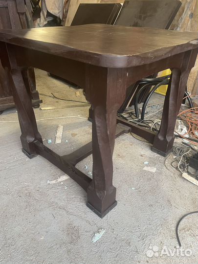 Деревянные столы и стулья