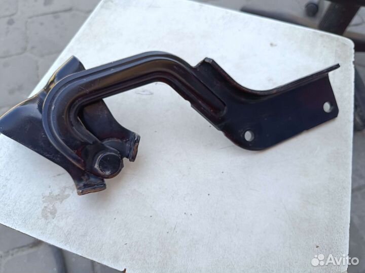 Петля крышки багажника Mitsubishi Outlander XL