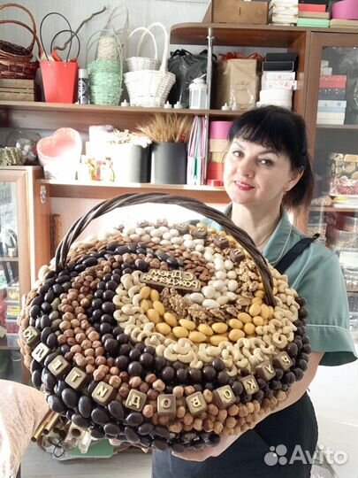 Мужской букет в подарок из колбасы в корзине