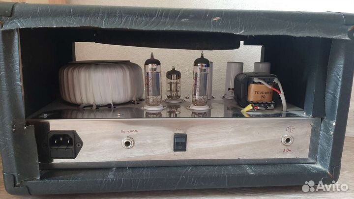 Гитара с ламповым усилителем и динамиком