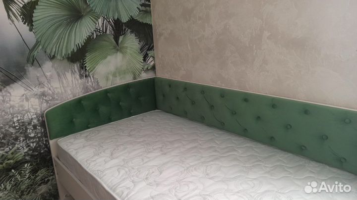 Детская кровать с мягкой спинкой в наличии