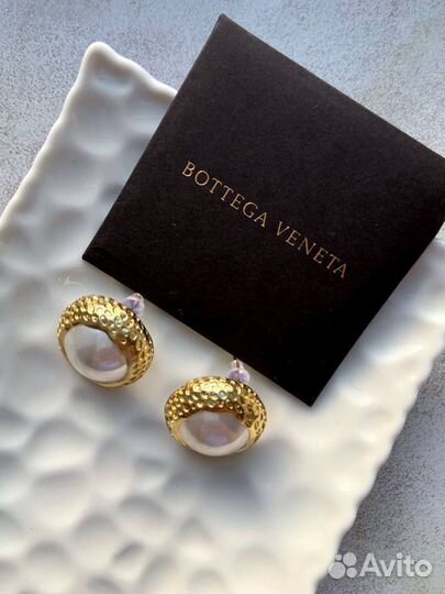Серьги с жемчугом в стиле bottega veneta