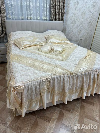 Покрывало на кровать и шторы ламбрекеном