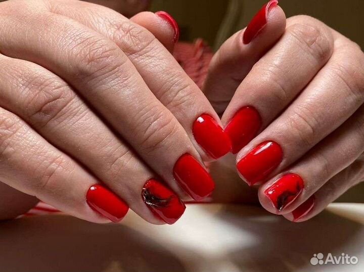 Модель на маникюр