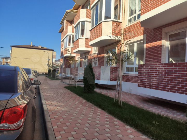 2-к. квартира, 53 м², 1/3 эт.