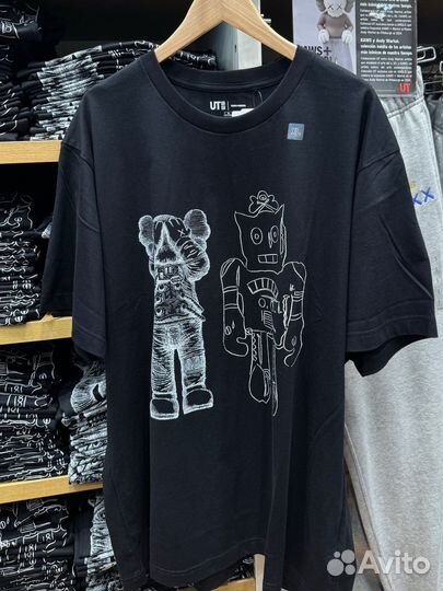 Футболка uniqlo kaws