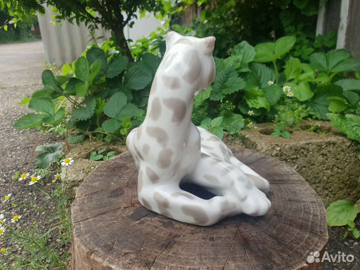 Фарфоровая статуэтка leopard