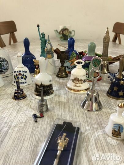 Коллекция колокольчиков и сувениров из разных стра