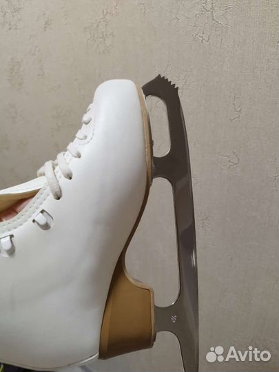 Профессиональные фигурные коньки edea