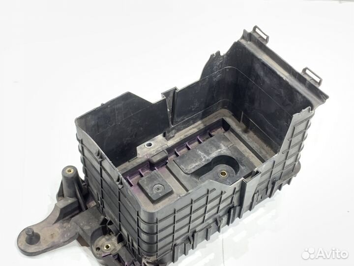 Площадка и крышка аккумулятора VAG