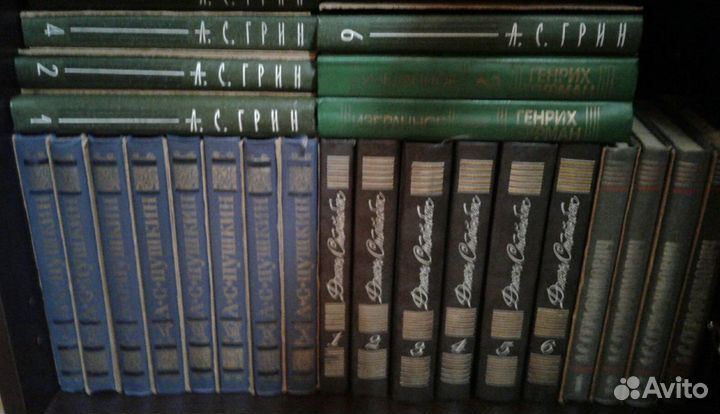 Очень много книг. Более 200. есть Список