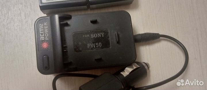 Зарядное устройство np-fw50 + батарейки