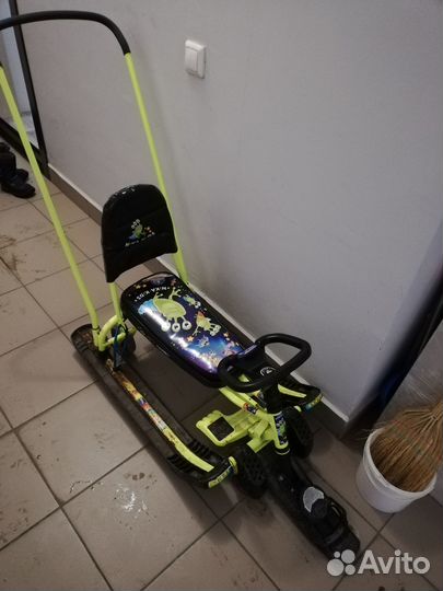 Детский снегокат с колесами и ручкой